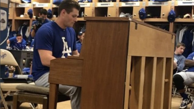 Dodgers minor leaguer entertains clubhouse with piano stylings
