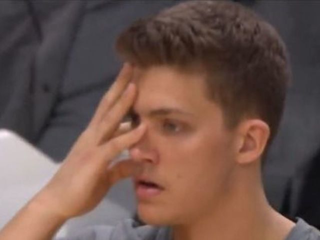 Leonard doesn't know how to react to Lillard's 3-pointer