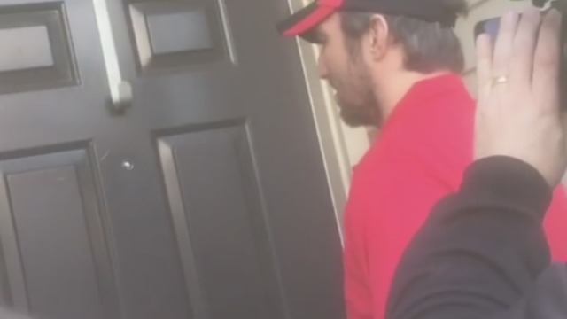 Ovechkin surprises Virginia residents as pizza delivery guy