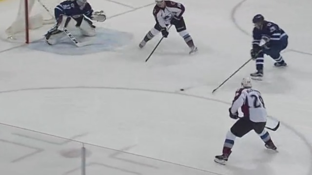 Watch: Comeau bizarrely passes up breakaway