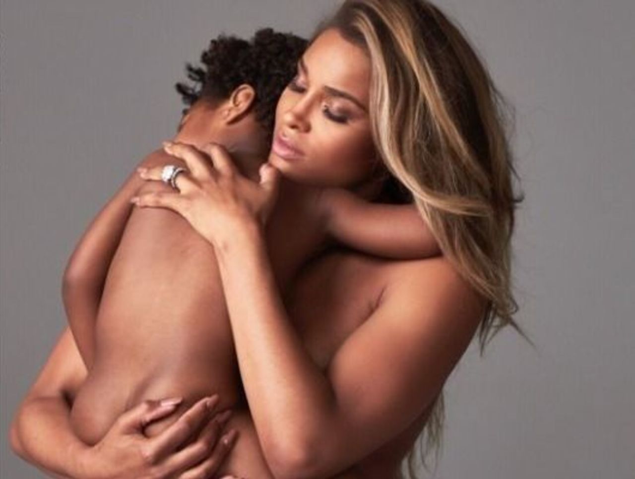 Russell Wilson gets cheeky in this awkward family photo | theScore.com