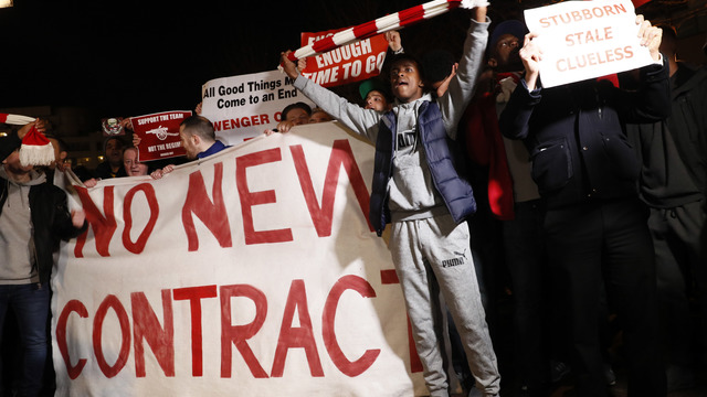 Watch: Angry Arsenal supporters lead 'Wenger Out' chant