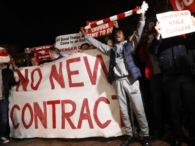 Watch: Angry Arsenal supporters lead 'Wenger Out' chant