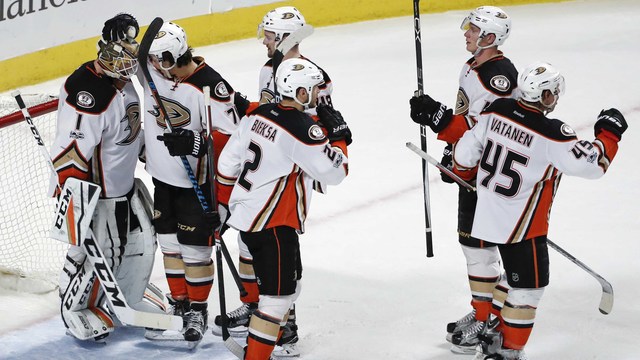 Bernier perfect as Ducks snap Blackhawks' 7-game win streak