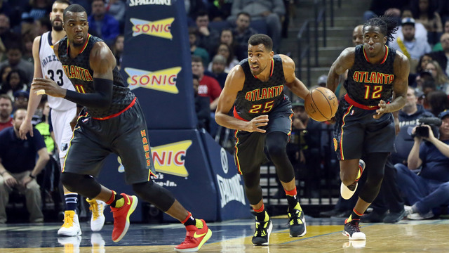 Watch: All 5 Hawks touch the ball without dribbling on pretty possession