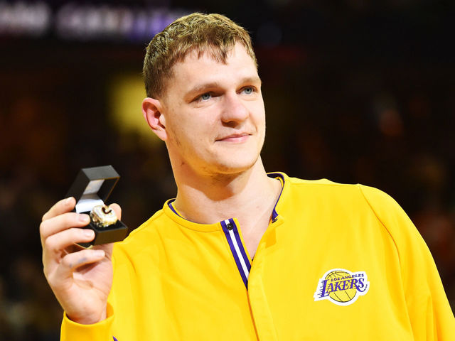 Report: Lakers shut down Mozgov to free up time for younger players