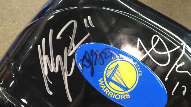 Klay Thompson autographs fan's toaster