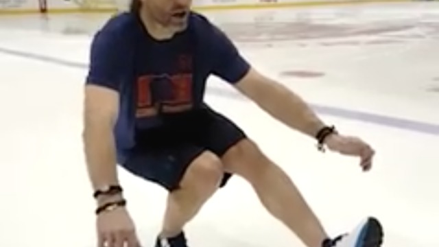 Jagr challenges fans to do 1-legged squats on ice