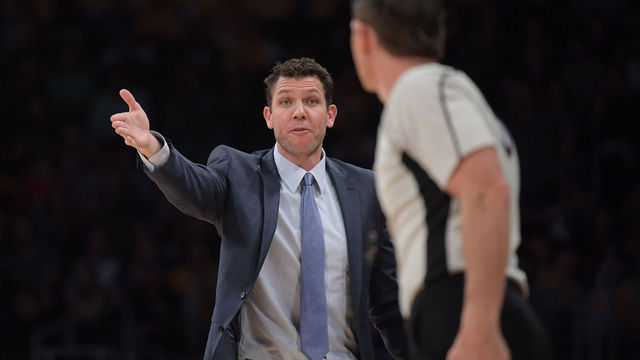 Lakers' Walton tossed from game vs. Pelicans for berating ref