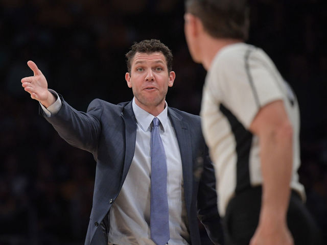 Lakers' Walton tossed from game vs. Pelicans for berating ref