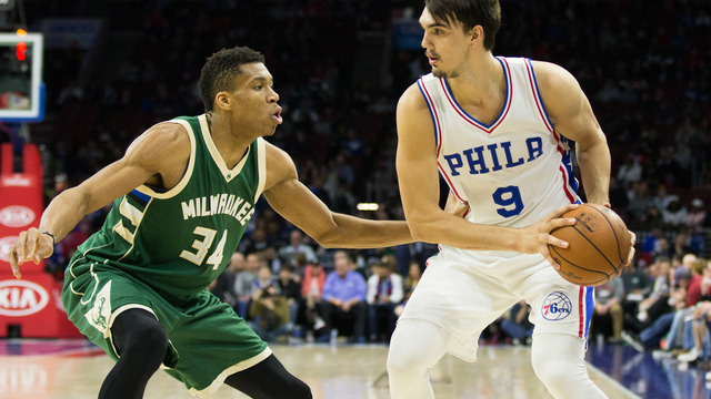 Watch: Saric hits Holmes with dandy no-look dime