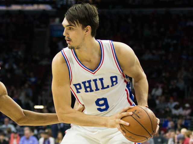 Watch: Saric hits Holmes with dandy no-look dime