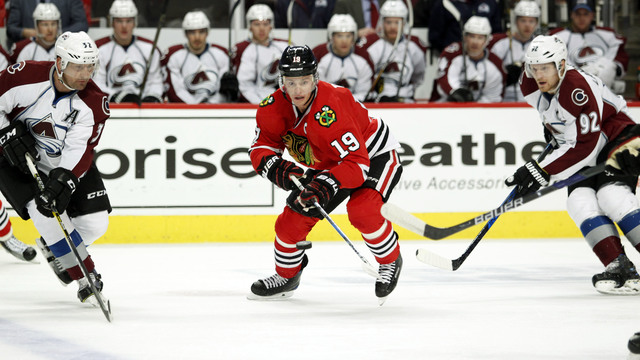 Blackhawks score 3 in 34 seconds to steal win from Avs