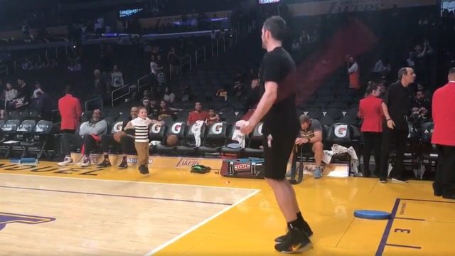 Kid keeps up with Kevin Love's jump-rope routine