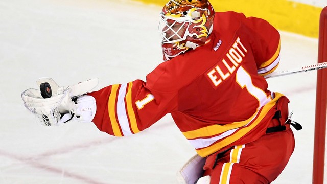 Flyers sign Elliott to 2-year deal