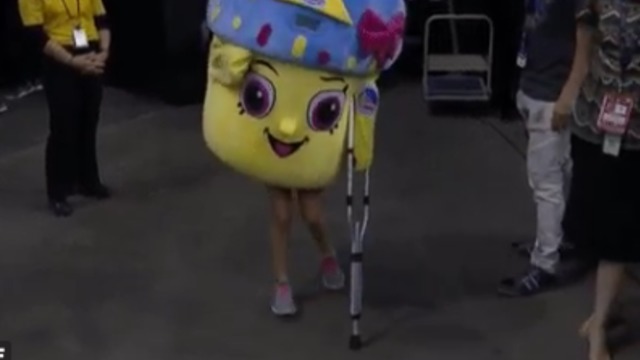 Cupcake on crutches shows up to OKC, Warriors game