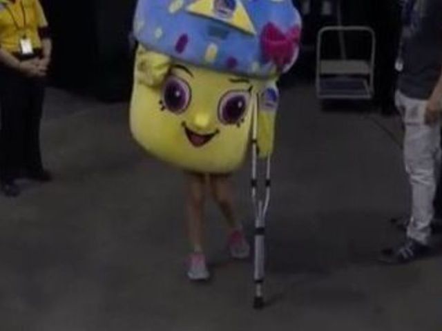 Cupcake on crutches shows up to OKC, Warriors game