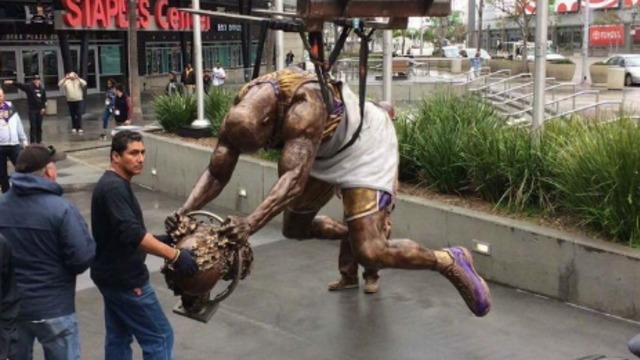 Shaq speechless over Staples statue