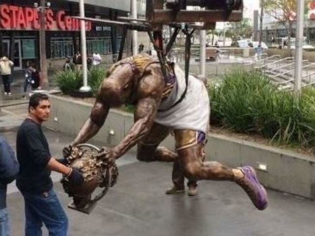 Shaq speechless over Staples statue