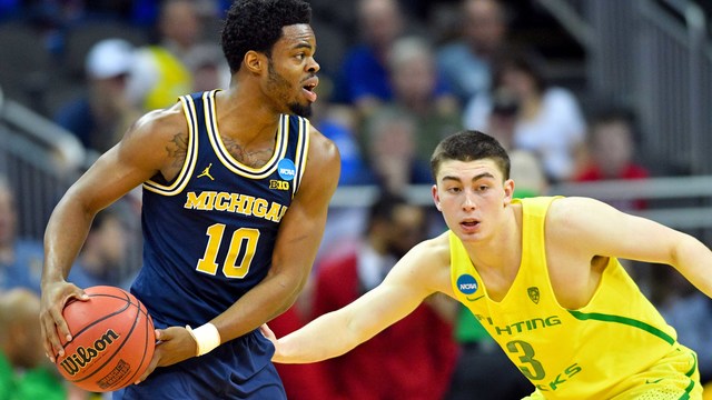 Watch: Michigan's Walton tosses no-look gem for easy layup