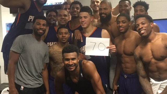 Suns recreate Wilt photo in honor of Booker's 70-point performance
