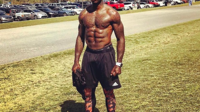 Josh Gordon shows off ripped physique, impressive dunks