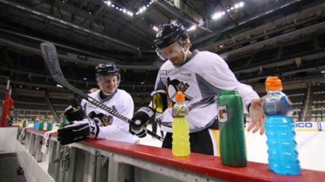 Fleury keeps Penguins loose with water bottle prank