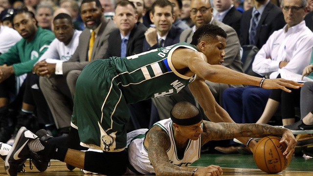 Watch: Isaiah doesn't even bother to jump for tip vs. Giannis