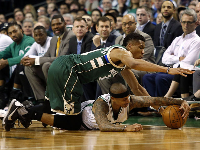 Watch: Isaiah doesn't even bother to jump for tip vs. Giannis
