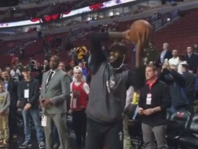 LeBron parodies Lonzo Ball's jump shot