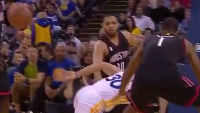 Curry completes absurd blind pass through crowd of Rockets