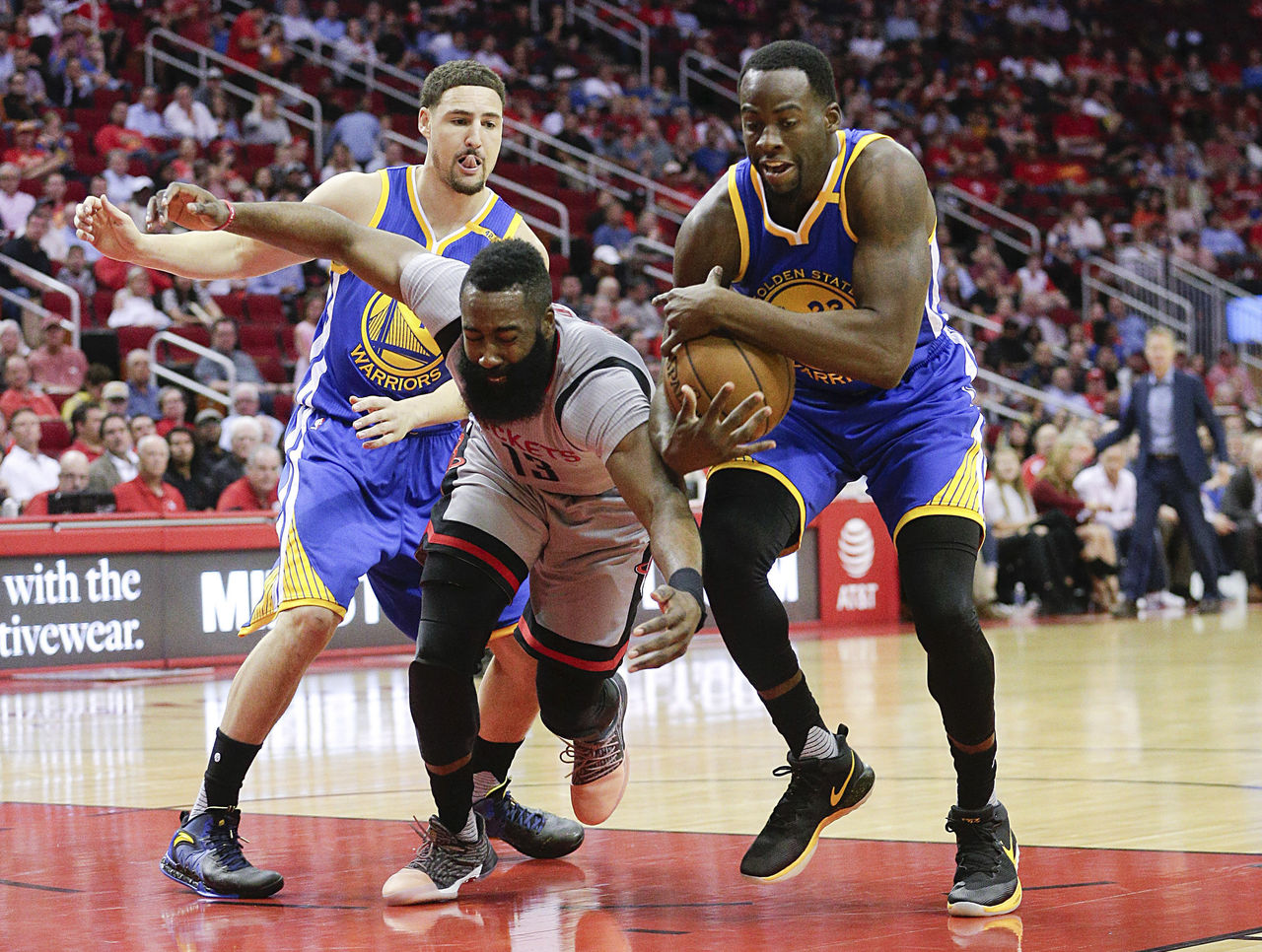Battle of the golden spur. Дрэймонд грин и стеф карри. Can the gold. Can the gold. Баскетбол лейкерс против голден стэйт.