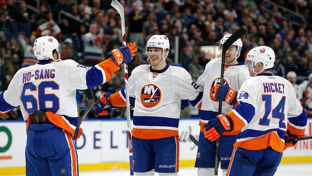 Lee becomes 30-goal scorer as Isles stay alive without Tavares