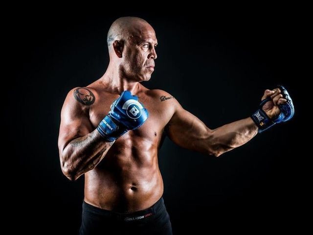 Wanderlei Silva poses in Bellator gloves for 1st time