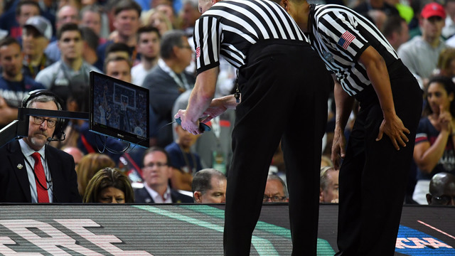 Referees absurdly take over national title game, Twitter revolts
