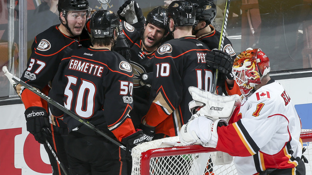 Ducks run home win streak to 25 against Flames