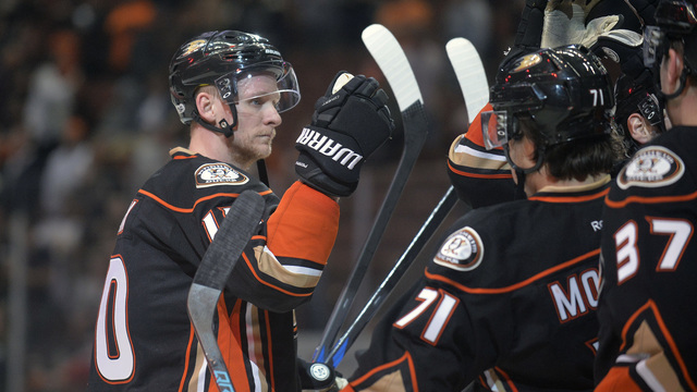 Watch: Ducks' Perry catches Blackhawks' Hartman with wicked slash