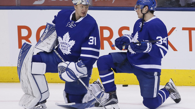 Maple Leafs' Andersen exits with injury after hit to head from Penguins' Sestito