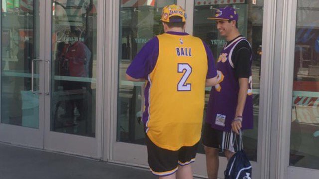 Look: Fan rocks Lonzo Ball Lakers jersey