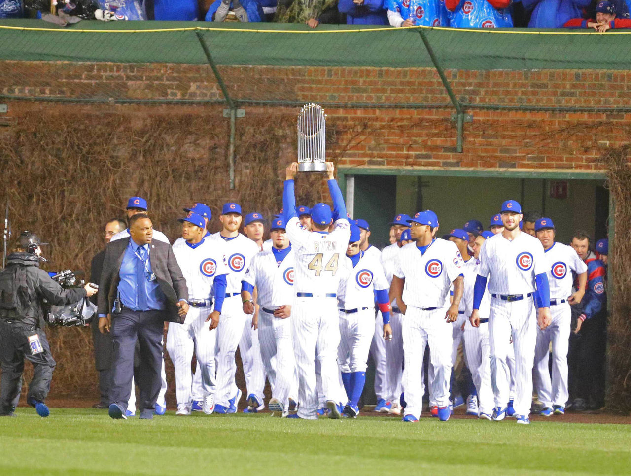 Rizzo, Cubs raise World Series banner during home opener