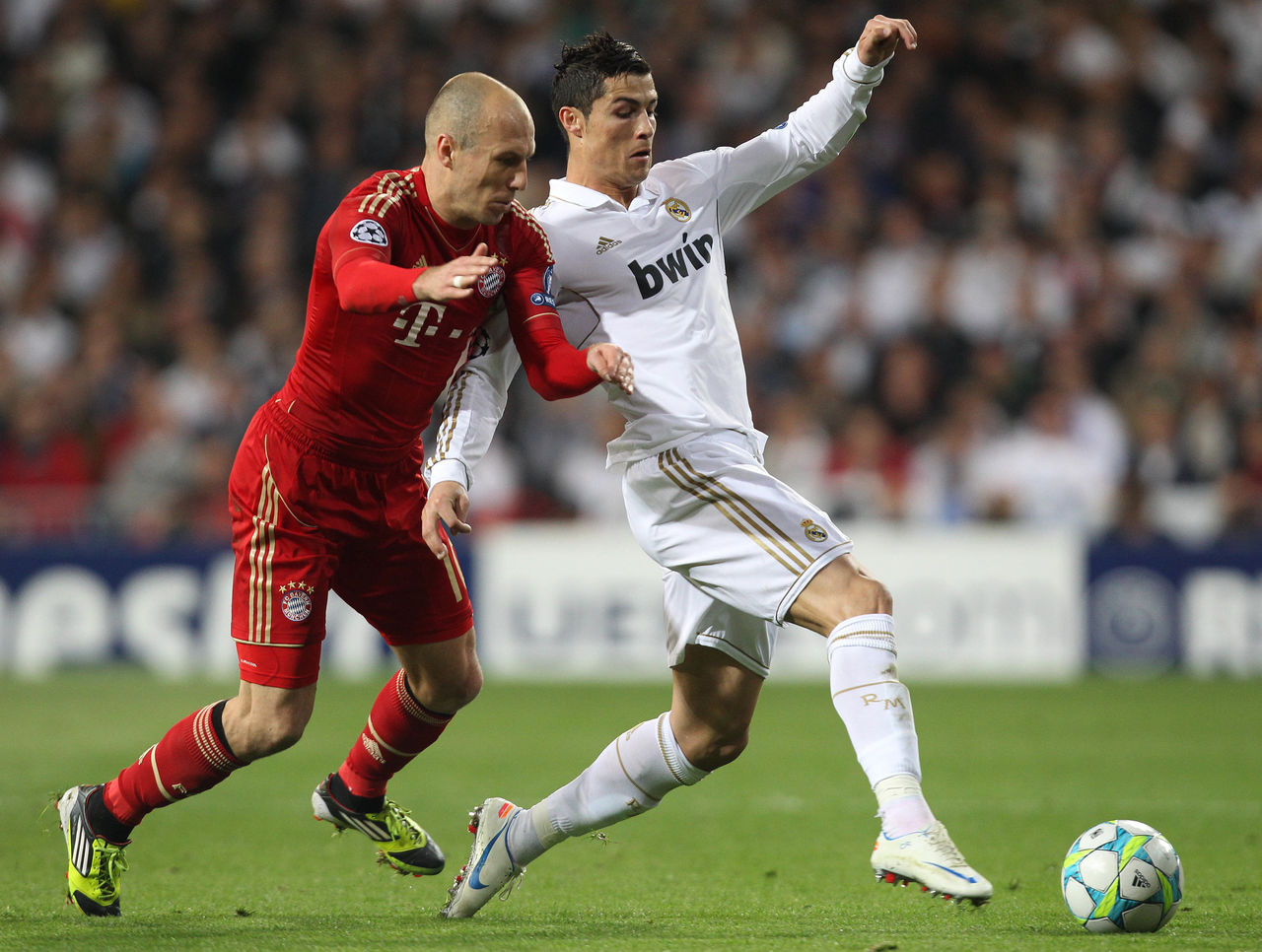 Bayern vs real madrid live. Арьен Роббен Реал Мадрид. Арьен Роббен и Роналду. Роббен в реале. Роналду.и Роббен встреча