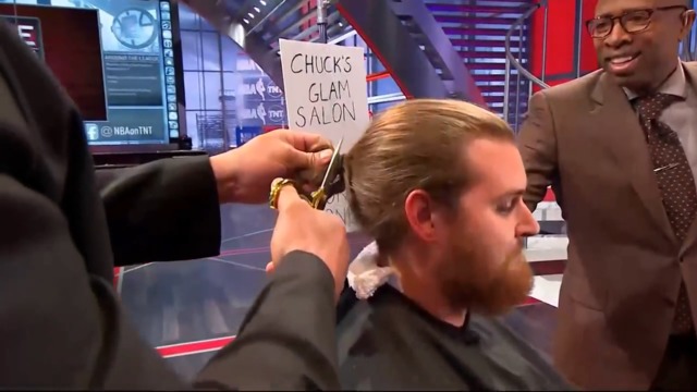 Watch: Barkley pays NBA on TNT staffer $1K to cut off man bun
