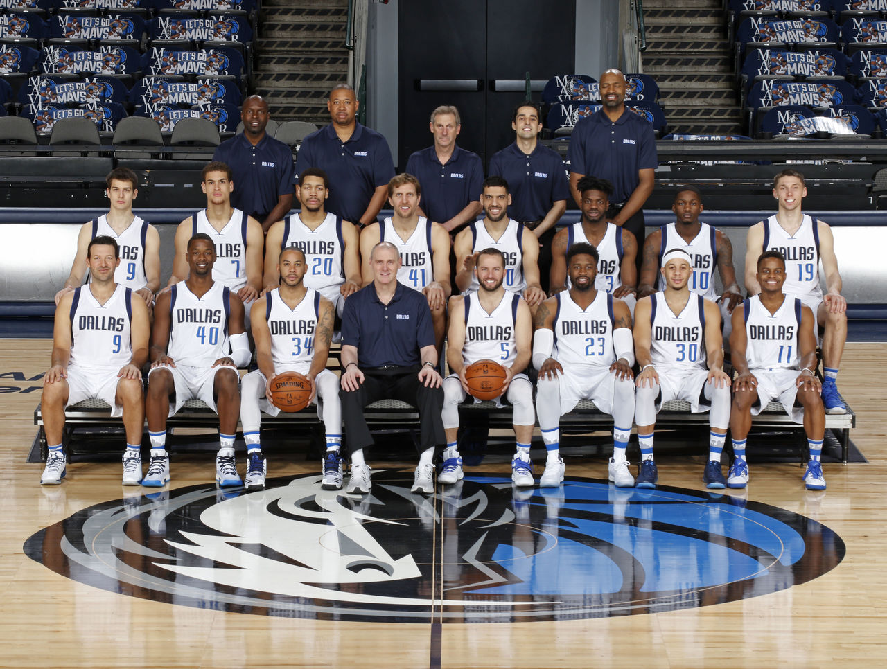 Look Romo takes team photo with Mavericks