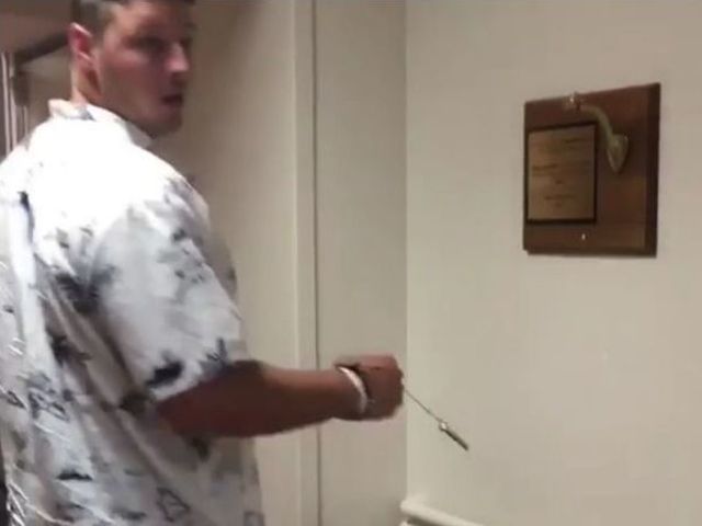 Watch: Texans' Quessenberry celebrates end of chemo, breaks victory bell