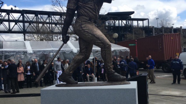 Mariners unveil statue honoring Griffey Jr.
