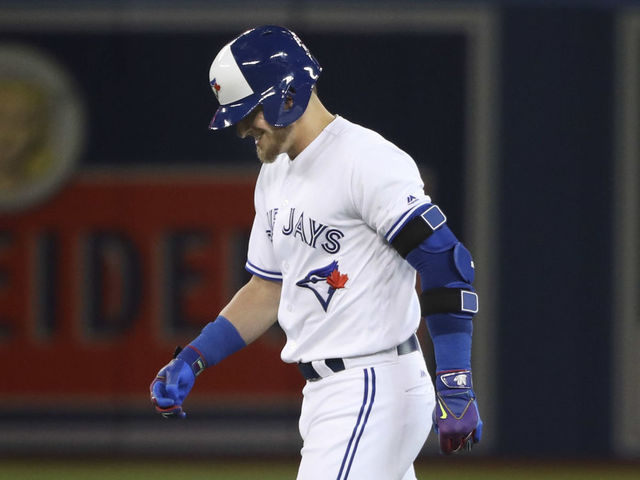 Blue Jays' Donaldson leaves game after aggravating sore calf