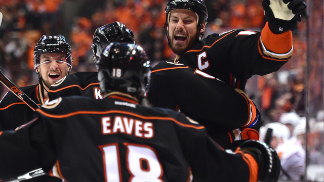 Getzlaf powers Ducks past Flames in series opener