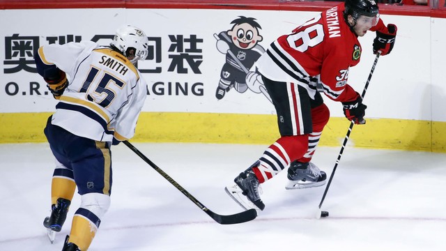 Watch: Blackhawks' Hartman catches Predators' Smith with cross-check to face