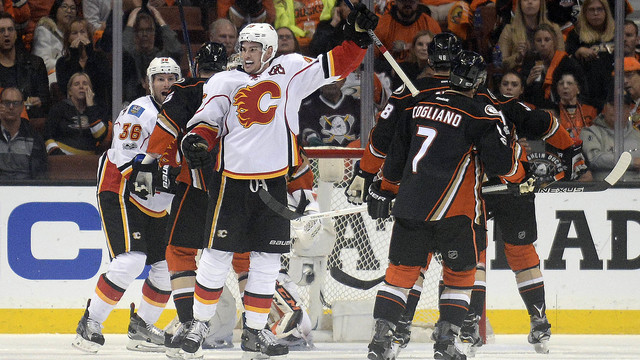 Watch: Flames' Monahan finishes off pretty tic-tac-toe passing play