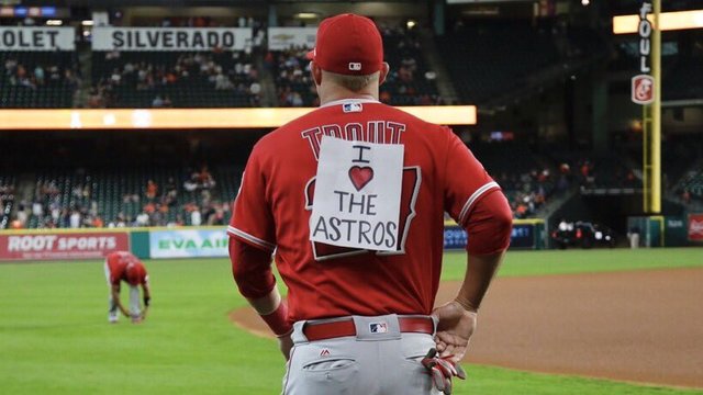 Watch: Orbit sneakily makes Trout an Astros fan
